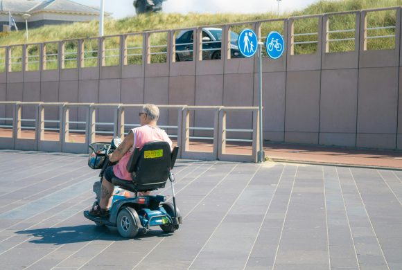 Vyras elektriniame vežimėlyje